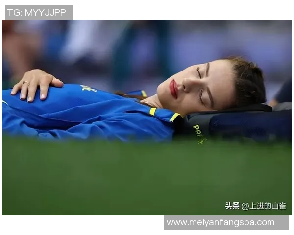 超清4K足球明星电脑壁纸原图展现球场英姿与极致细节